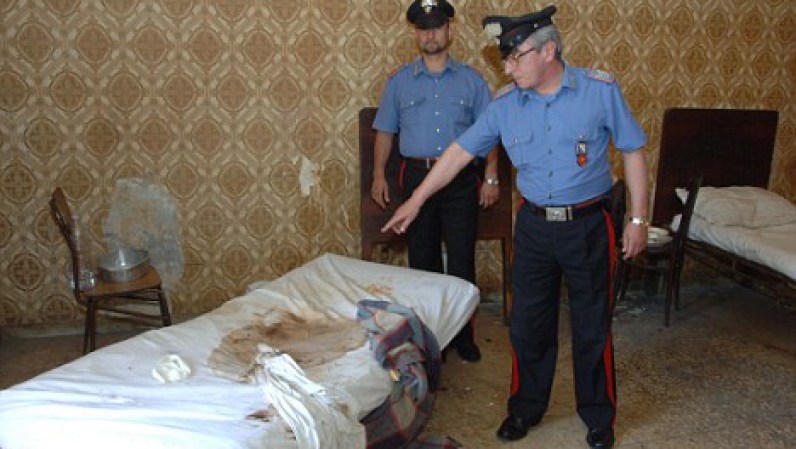 María Mónaco, de 47 años, permaneció 18 años retenida en una habitación en condiciones sanitarias deplorables castigada por su propia familia por haber tenido un hijo fuera del matrimonio. Fue liberada por los carabineros en Caserta, Nápoles, a raíz de una llamada anónima. La mujer quedó con serios trastornos mentales.
