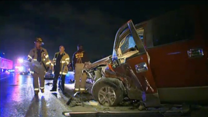 La policía está buscando al conductor que huyó de la escena de un accidente ocurrido en la madrugada del lunes, en los carriles hacia el oeste de la autopista Interestatal 635 en Dallas.