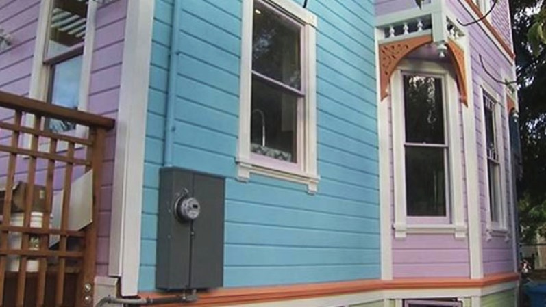 Una pareja que se inspiró en la película de Disney “Up” para remodelar su residencia en Santa Clara ha creado controversia entre sus vecinos.