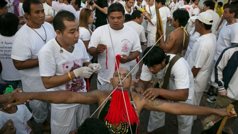 El festival anual se inicia en la primera noche del noveno mes lunar y dura nueve días.