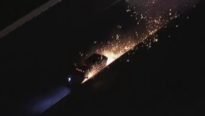 El carro soltó chispas por toda la autopista hasta detenerse por completo.