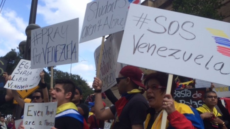 18 DE FREBRERO, 2013: Más de 200 venezolanos se reunieron en el centro de Dallas para unir sus voces y exigir paz en Venezuela.