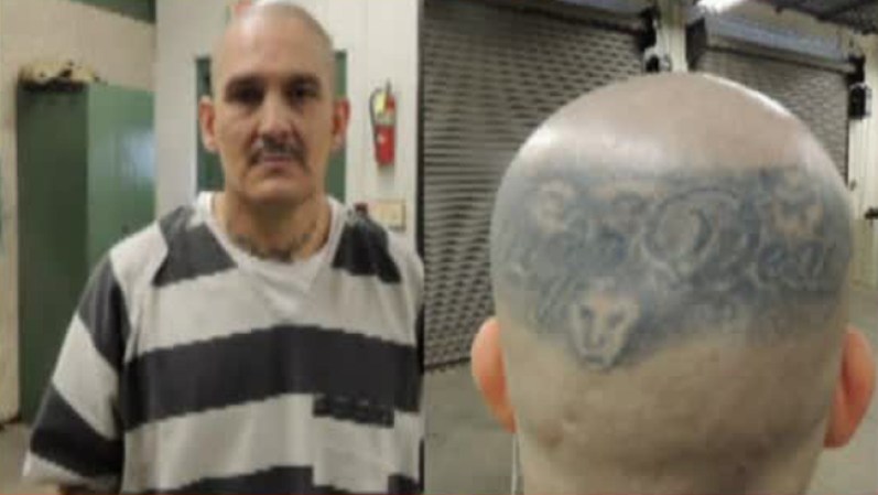 Para ayudar a la búsqueda, las autoridades dieron a conocer una nueva foto de Brian Tucker y el tatuaje en su cabeza.