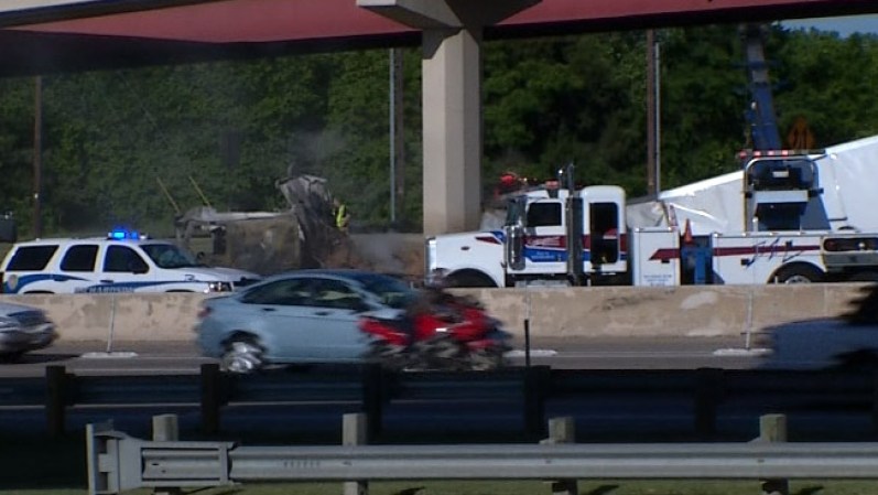 La policía de Plano dijo que un camión de 18 ruedas golpeó el muro en el medio de la autopista y se incendió.