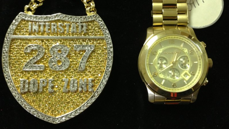 Dos cadenas con diamantes incrustados con un peso de 175 gramos y 207 gramos también serán entre los artículos subastados.