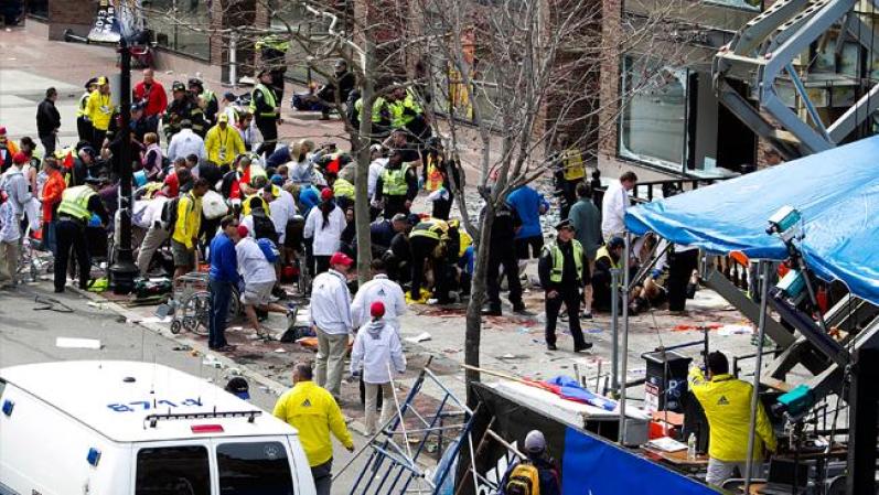 ABRIL 15, BOSTON - Dos explosiones sacudieron este lunes la línea de meta del maratón de Boston, causando la muerte a un número no determinado de personas e innumerables heridos.