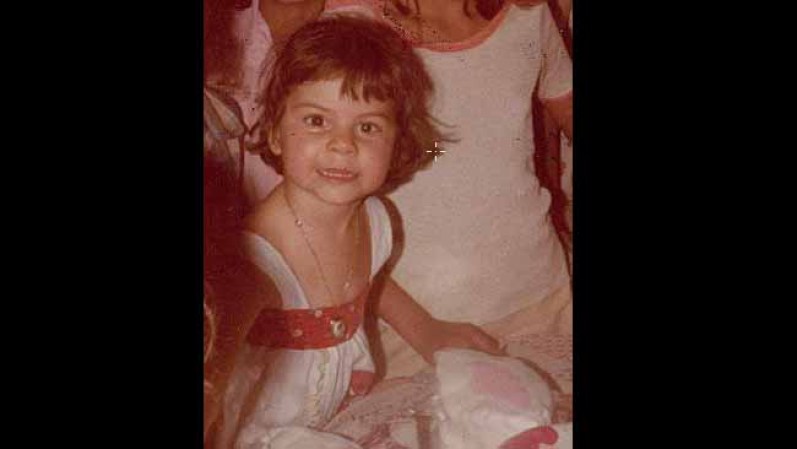 En su infancia, le gustaba coleccionar arañas, cantar y dice que siempre quería ser el centro de atención.