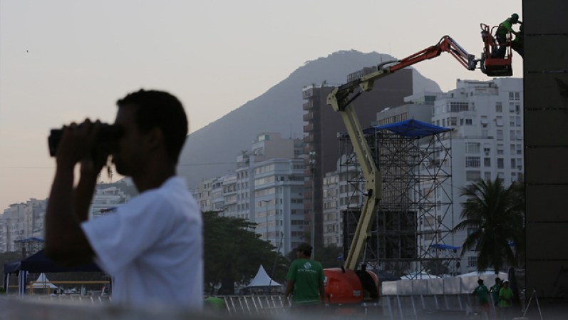 Un trabajador desde la estructura que está cerca del pódium del Papa, en la Playa de Copacabana.