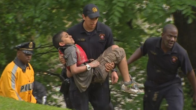 A pesar de que la lluvia era necesaria en nuestro Estado, ésta causó sustos entre unos padres de familia después de que cinco adolescentes estuvieron al borde de morir ahogados.