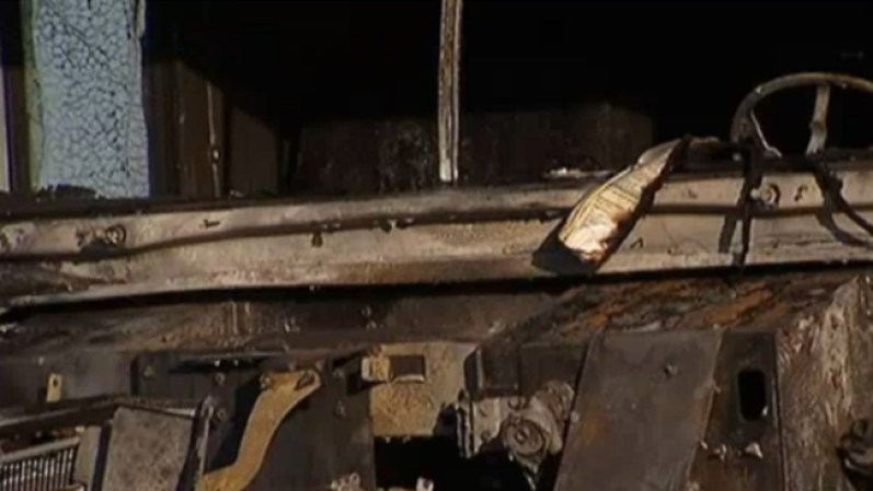 Después del accidente, el autobús se incendió. No había niños a bordo del autobús en el momento del accidente y el conductor y un acompañante lograron escapar, aunque ambos fueron trasladados a un hospital del área con heridas leves.