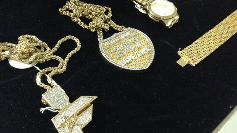 Relojes de oro, cadenas de diamantes, Hummers, Covettes… esas son algunos de los cientos de artículos que serán subastados en el condado de Tarrant, Texas.