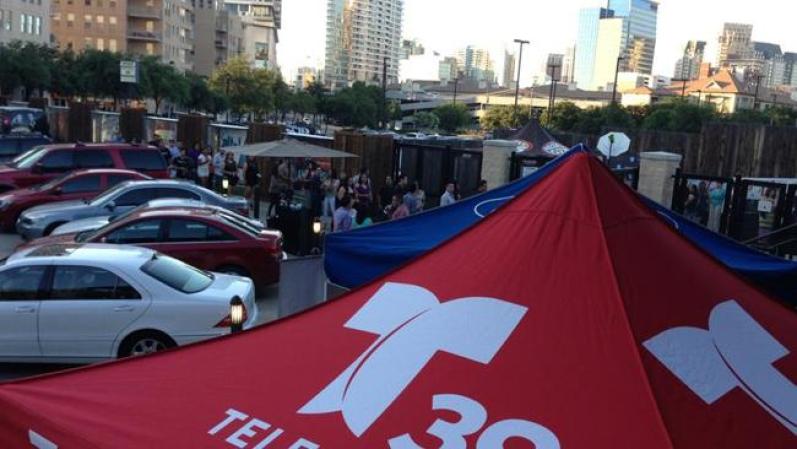 Inclusive muchas personas se quedaron afuera del evento.