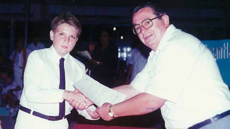 A este niño no le gustaba ir a la escuela, era un niño hiperactivo y le encantaba jugar futbol… pero admite que era un poco malo en el juego…