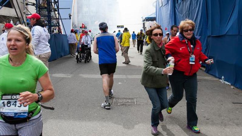 ABRIL 15, BOSTON - Dos explosiones sacudieron este lunes la línea de meta del maratón de Boston, causando la muerte a un número no determinado de personas e innumerables heridos.