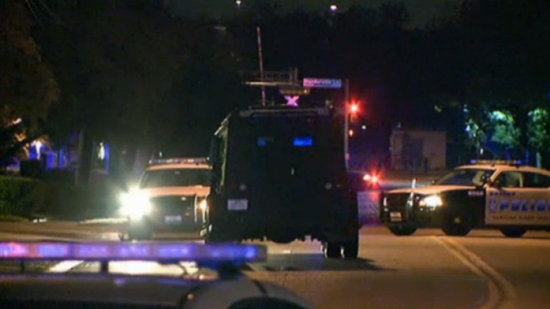 La policía dijo que luego Medrano se parapetó en su apartamento. Los oficiales se enteraron que Medrano tenía acceso a un arma de fuego, por lo que llamaron al equipo de fuerzas especiales SWAT, pero el sospechoso logró escapar antes que la policía rodeara el complejo. Más tarde, Medrano fue hallado, al parecer ebrio, en un pasadizo. La policía dijo que fue necesario utilizar una pistola eléctrica para su arresto.