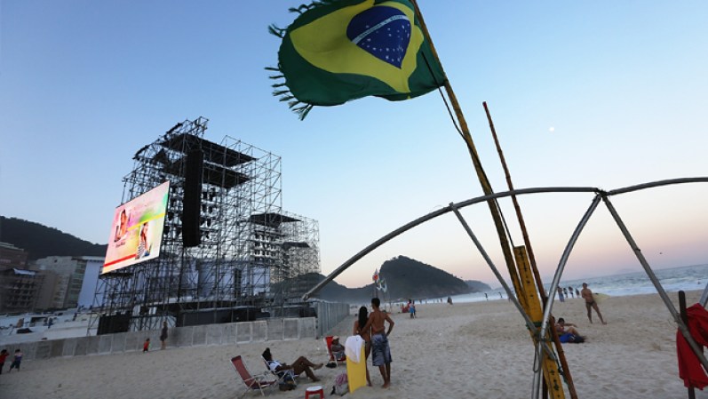 La bandera de Brasil ondea cerca del pódium del Papa, en la Playa de Copacabana.