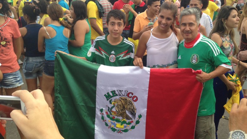 Brasileños y mexicanos están en Fortaleza en las afueras del estadio para apoyar a su selección.