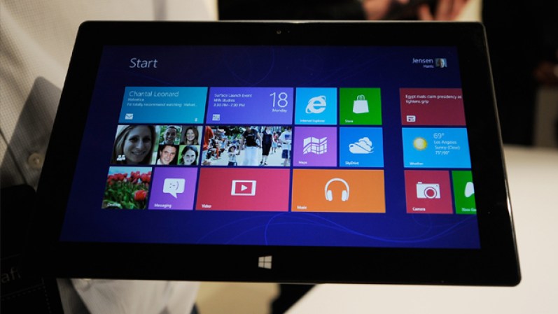 Microsoft ha respondido al iPad de Apple, con su computadora-tableta de nombre “Surface”.