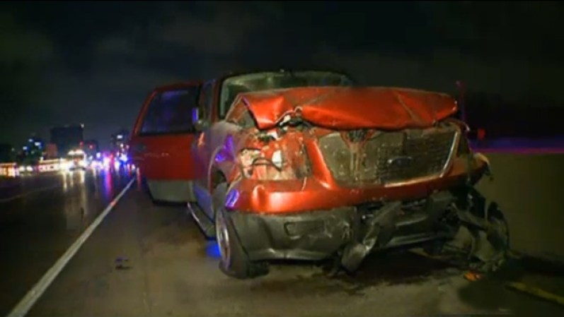 La policía dijo que un conductor se dirigía hacia el este en los carriles hacia el oeste de la I-635.
