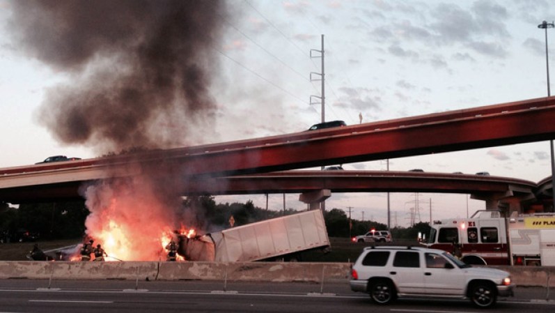 Las autoridades estuvieron horas limpiando la autopista US-75 después de que un camión se prendió en llamas.