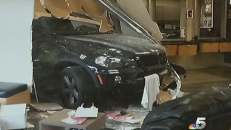 Cinco personas se encontraban dentro de salón de Martínez-Hale en el momento del accidente, entre ellas dos niñas pequeñas. En el salón de uñas había al menos unas 10 personas.
