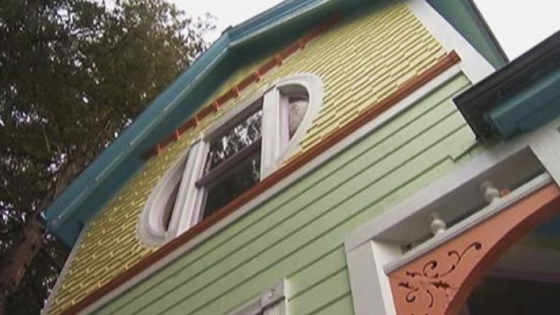 Una pareja que se inspiró en la película de Disney “Up” para remodelar su residencia en Santa Clara ha creado controversia entre sus vecinos.