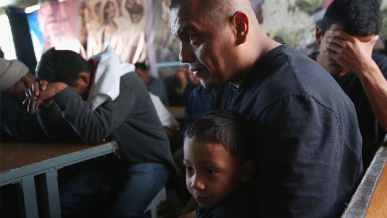 NOGALES, MEXICO - Durante la visita de su hijo, Javier Jr., quien es ciudadano americano, Guerrero asiste a misa en un centro para inmigrantes.