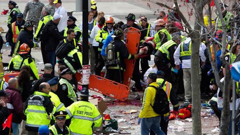 ABRIL 15, BOSTON - Dos explosiones sacudieron este lunes la línea de meta del maratón de Boston, causando la muerte a un número no determinado de personas e innumerables heridos.