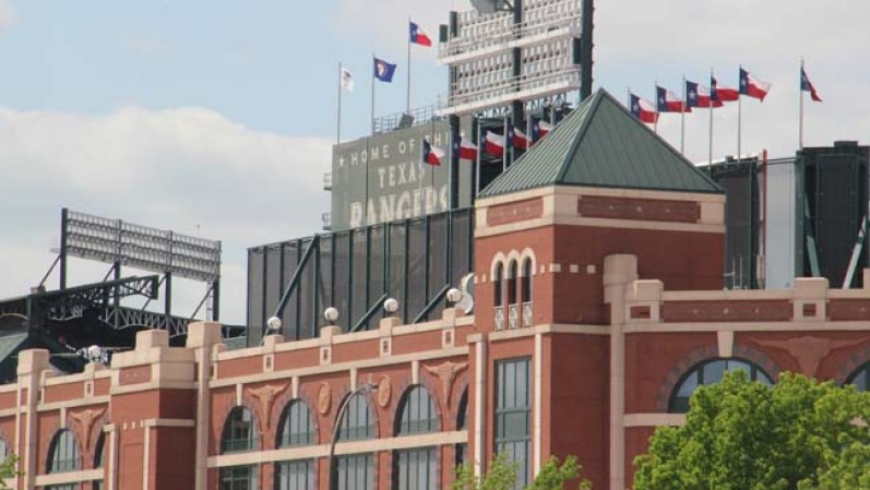 El estadio ubicado en Arlinton, Texas, es mejor conocido como “The Ballpark in Arlington”.