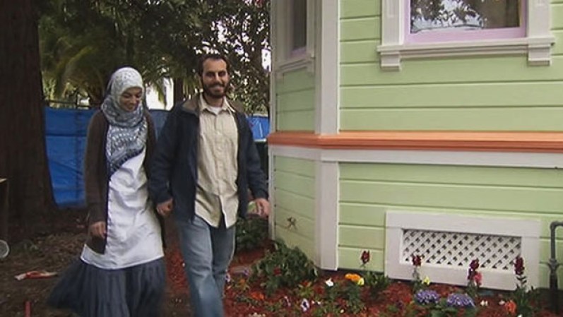 Los dueños de la propiedad, Hosam Haggog y Fatima Rahman, fueron demandados por una vecina quien alegó que su patio está contaminado con plomo por las remodelaciones que la pareja llevó a cabo, reportó NBC Bay Area.