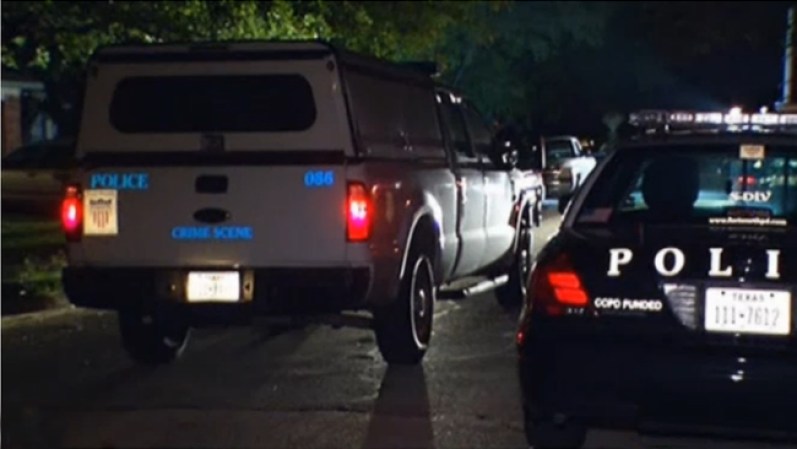 Un hombre fue apuñalado durante la madrugada del martes, presuntamente, mientras dormía en una casa de Fort Worth. La policía aún está investigando el caso. El presunto agresor, cuyo nombre aún no se ha hecho público, se metió por la fuerza a la casa ubicada en la cuadra 2800 de Creekwood Lane poco después de las 3:30am, según dijo Kevin Rodricks, del Departamento de Policía de Fort Worth.