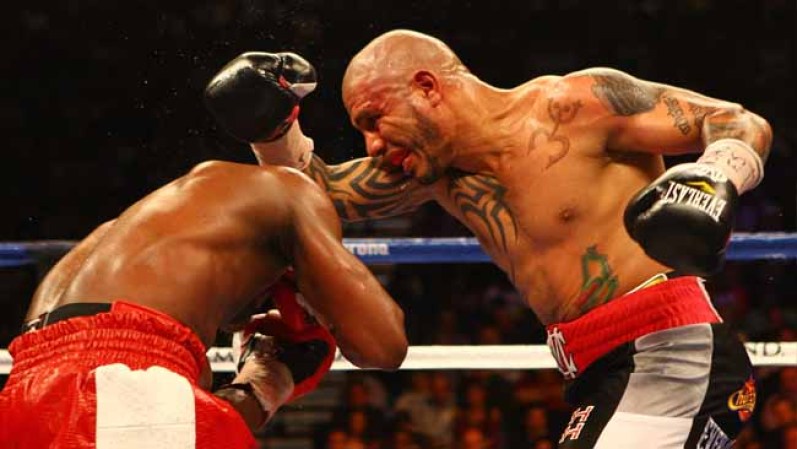 Aquí el boxeador invicto recibe un golpe de Miguel Cotto.