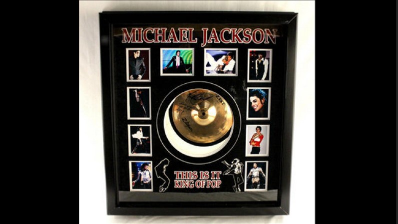 Címbalo autografiado por Michael Jackson. Precio base $260.