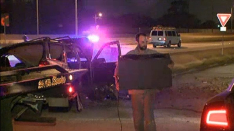 Según la policía, en el vehículo había partes de equipos de audio para autos y cajas de discos compactos. La policía cree que los hombres podrían haber sido ladrones de autopartes.