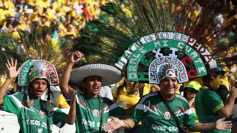 12 DE JUNIO, 2014 - El aguacero está sorprendiendo a los asistentes del primer partido de México contra Camerún pero ni eso apaga la emoción futbolera.