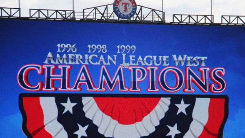 A continuación más fotos sobre este juego en el estadio de los Texas Rangers...