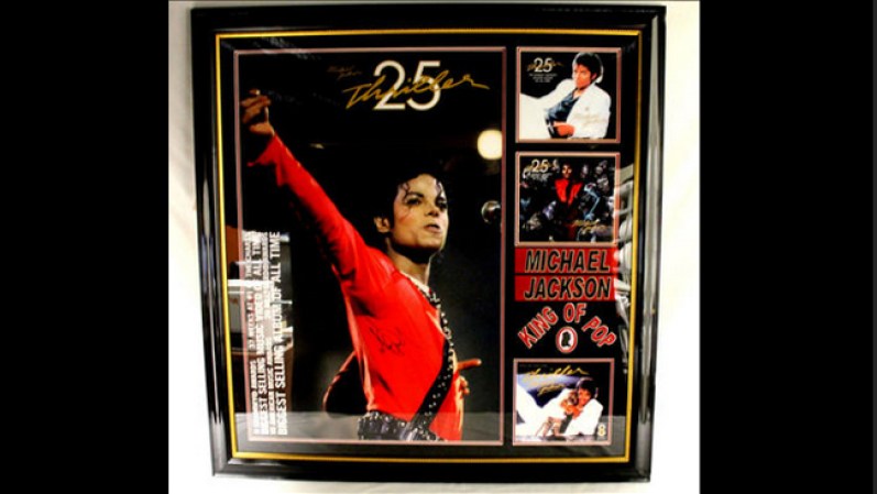 Póster de “Thriller” autografiado por Michael Jackson. Precio base $300.
