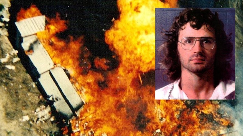 19 DE ABRIL, 1993: Mueren 86 personas, entre ellas cuatro agentes federales, durante una redada contra las instalaciones (que resultaron incendiadas, causando la mayor parte de las muertes) de una secta religiosa establecida cerca de Waco y dirigida por David Koresh, que también falleció.