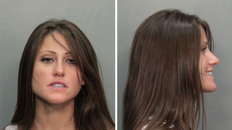 Jennifer Oneil fue arrestada el 07/15/12 acusada de: <br />BATTERY