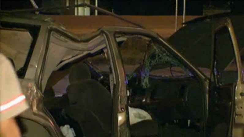La Policía de Irving busca a un hombre que ocasionó una persecución a alta velocidad, que terminó cuando su auto, Jeep se estrelló contra un poste, el miércoles por la mañana.