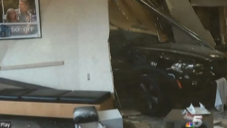 Un conductor de un vehículo BMW X5 se estrelló contra un salón de uñas en Dallas, atravesando la ventana del aparador y no se detuvo hasta terminar dentro de una estética de belleza, ubicada a un lado del salón.
