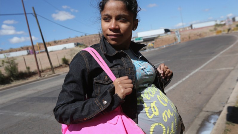 NOGALES, MEXICO - Tras unos cuantos momentos vividos en familia, Lace Rodriguez debe de cruzar nuevamente la línea fronteriza que divide a dos naciones y a su familia.