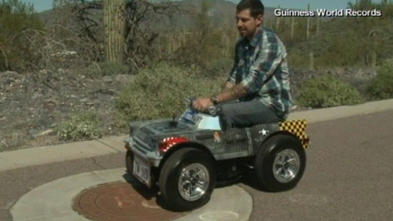 En Texas, Austin Coulson utilizó una carriola de bebé y una bicicleta para construir el auto más pequeño y apto para circular del mundo entero...