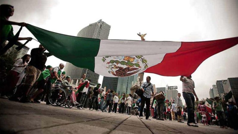 Y que más que cerrar con broche de oro un gol del chicharito Hernández y salir al Ángel de la Independencia para celebrar un triunfo del país.