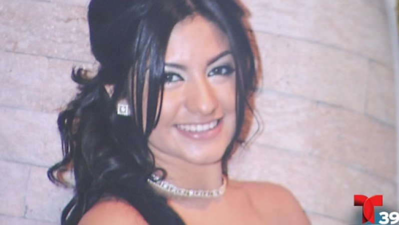 La policía dijo que el conductor se detuvo y los tres pasajeros a bordo se bajaron para ayudar a su amiga que murió al caer y ser atropellada por el mismo auto, según las autoridades.