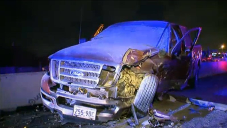 Un conductor en sentido contrario huyó a pies tras ocasionar un accidente en la autopista.