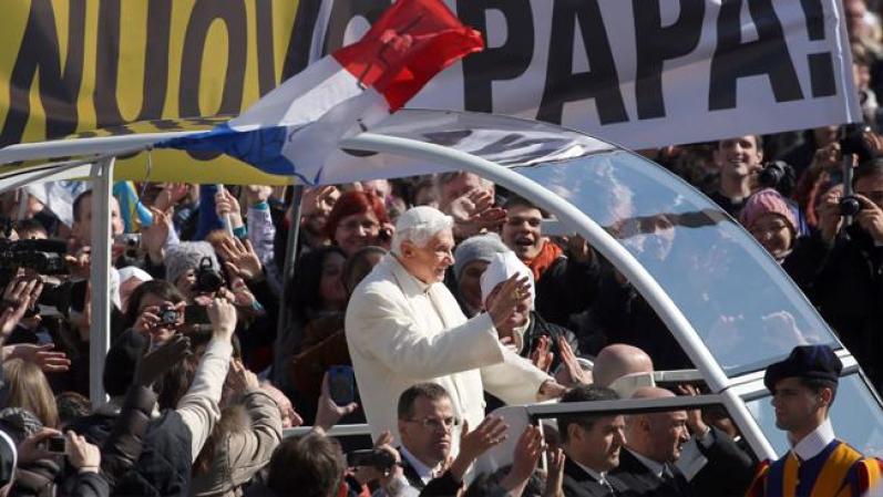El Papa entró a la plaza de San Pedro en el papamóvil, en donde miles de fieles de todo el mundo lo esperaban para verlo por última vez.