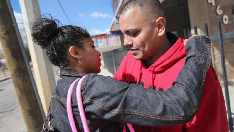 NOGALES, MEXICO - La pareja se despide cariñosamente antes de que la joven madre deba de regresar a los Estados Unidos.