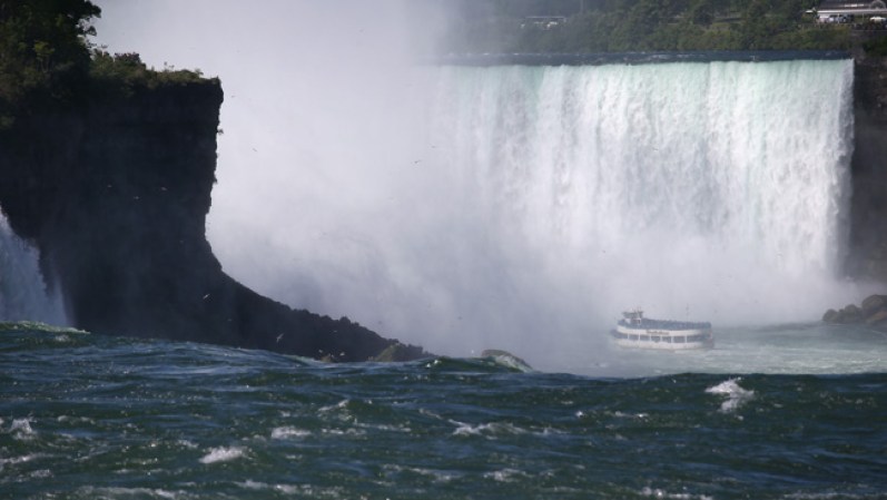 Las cataratas del Niagara son siempre vigiladas por los agentes de la frontera ya que es un lugar fronterizo sumamente concurrido.
