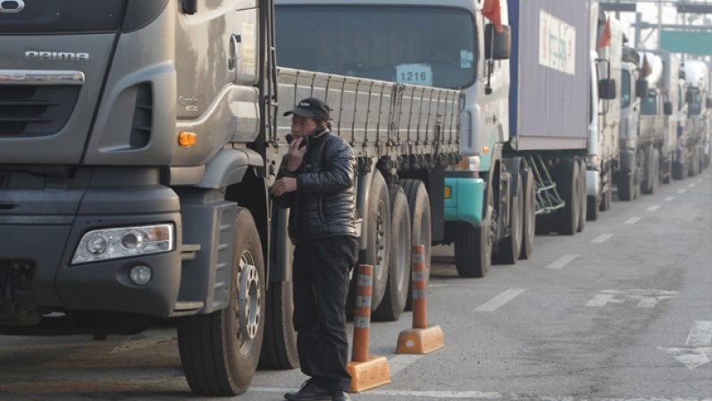 Pero hasta el momento, cerca de 400 surcoreanos siguen en la zona industrial y temen no poder regresar a ésta una vez que vuelvan a Corea del Sur.